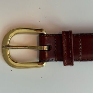 Womens brown 1" belt with a gold tone buckle.
